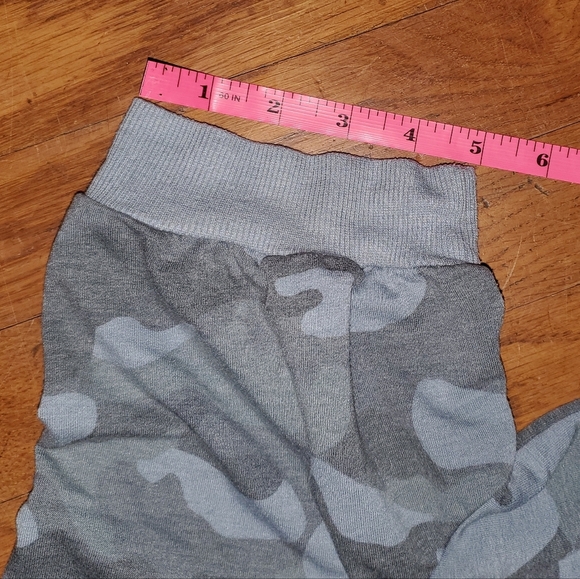 Jane And Delancey Camouflage Short Sleeve Top - Picture 9 of 10